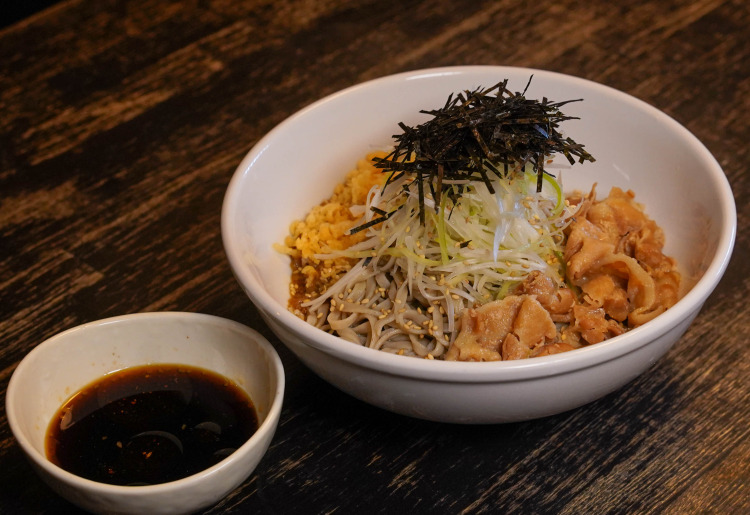 看板メニュー！十割ぶっかけ黑紅そば　豚